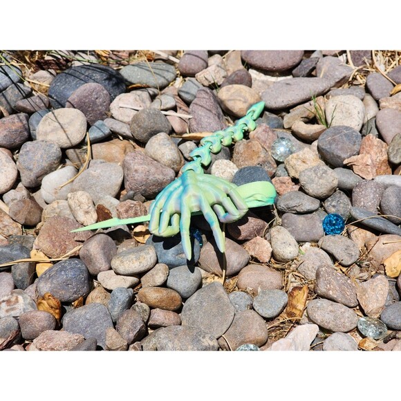 3D Printed Alien Facehugger Hair Pin – Xenomorph Head Pin – Sci-Fi Cosplay Prop - Picture 12 of 13